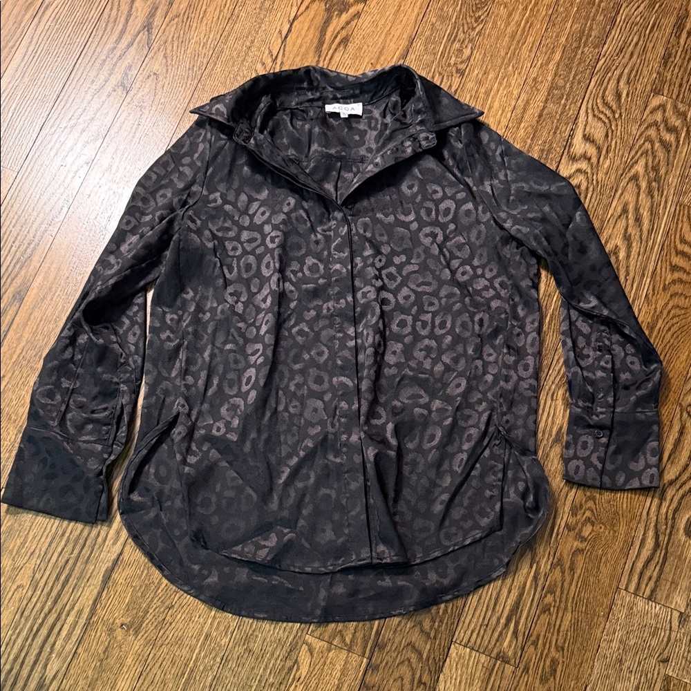 ACOA Black Cheetah Print Size Small Hidden Button Blouse Size Small EUC